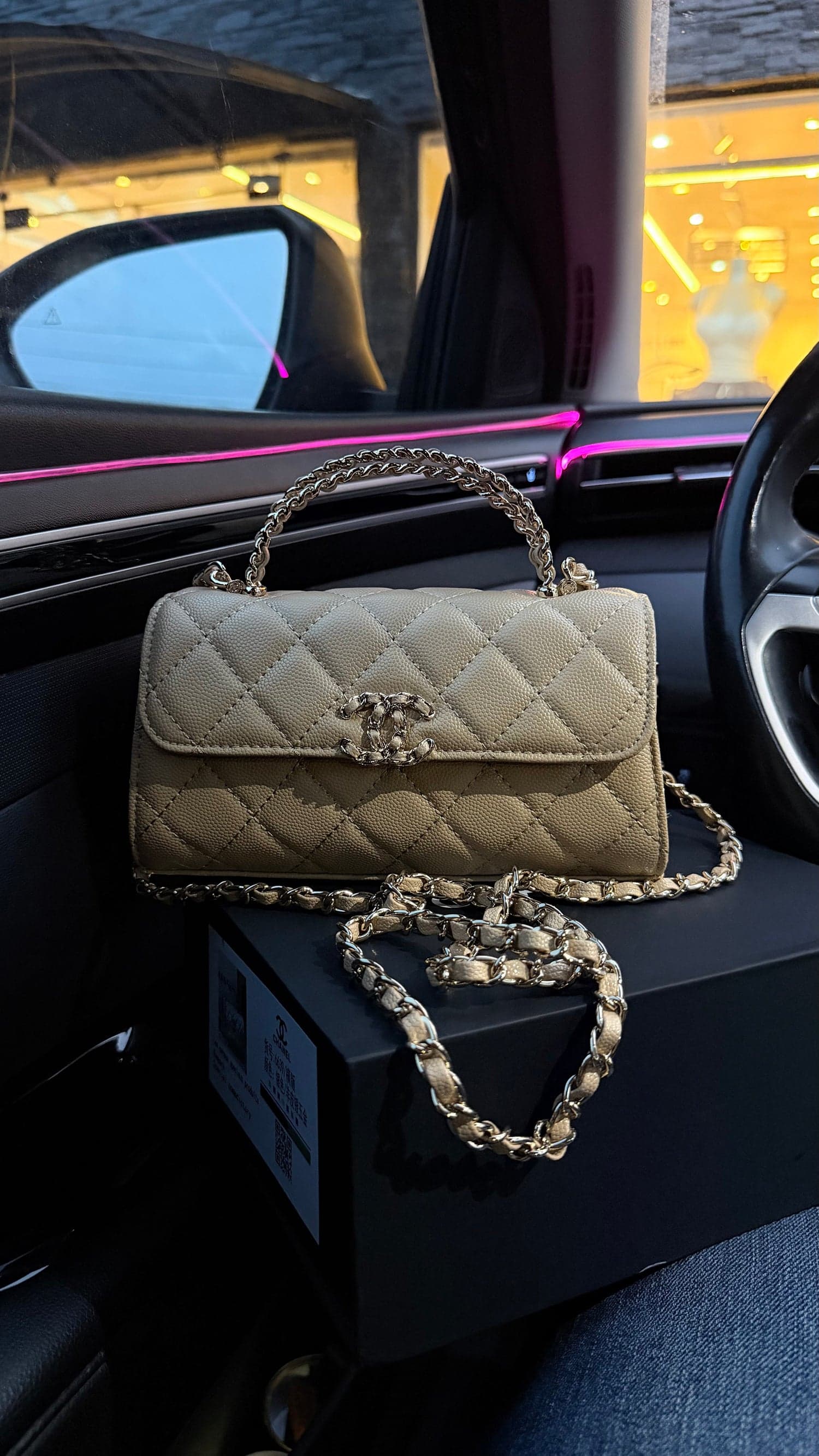 Quilted handbag with chain detail
